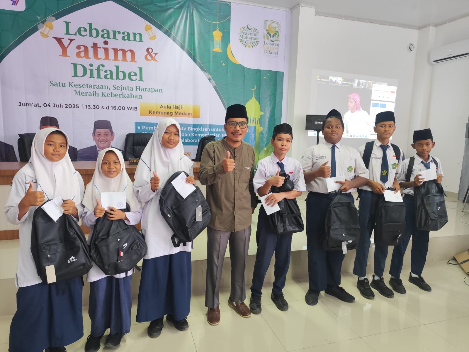 7 Siswa Yatim MTsN 1 Medan Terima Bantuan Pada Acara Lebaran Yatim dan Difabel Kemenag Medan
